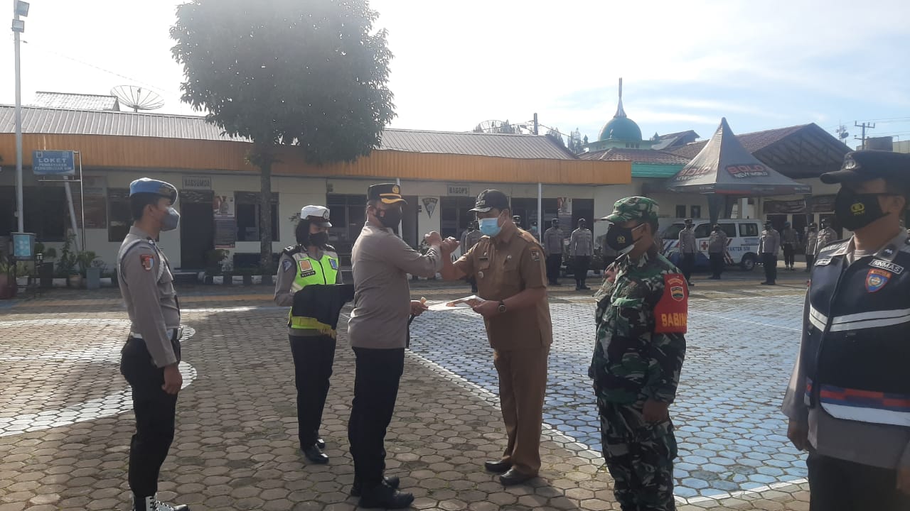 Kapolres AKBP Yustinus Setyo SH SIK Berikan Penghargaan dari Kapolri Kepada Babinsa
