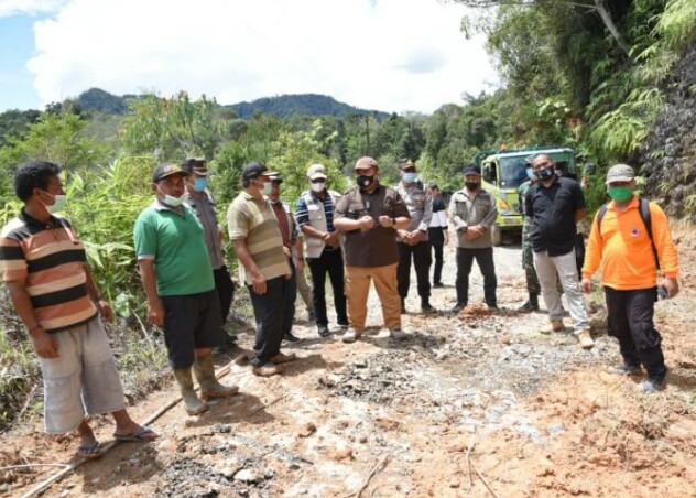 BUPATI TAPSEL H DOLLY PASARIBU TINJAU LOKASI LONGSOR, DAN BERPESAN TETAP WASPADA DIMUSIM PENGHUJAN