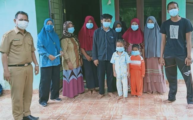 Meminimalisir Penyebaran Virus Covid-19 Pemerintah Kelurahan Negeri Baru Bagikan Masker dan Hand Sanitizer
