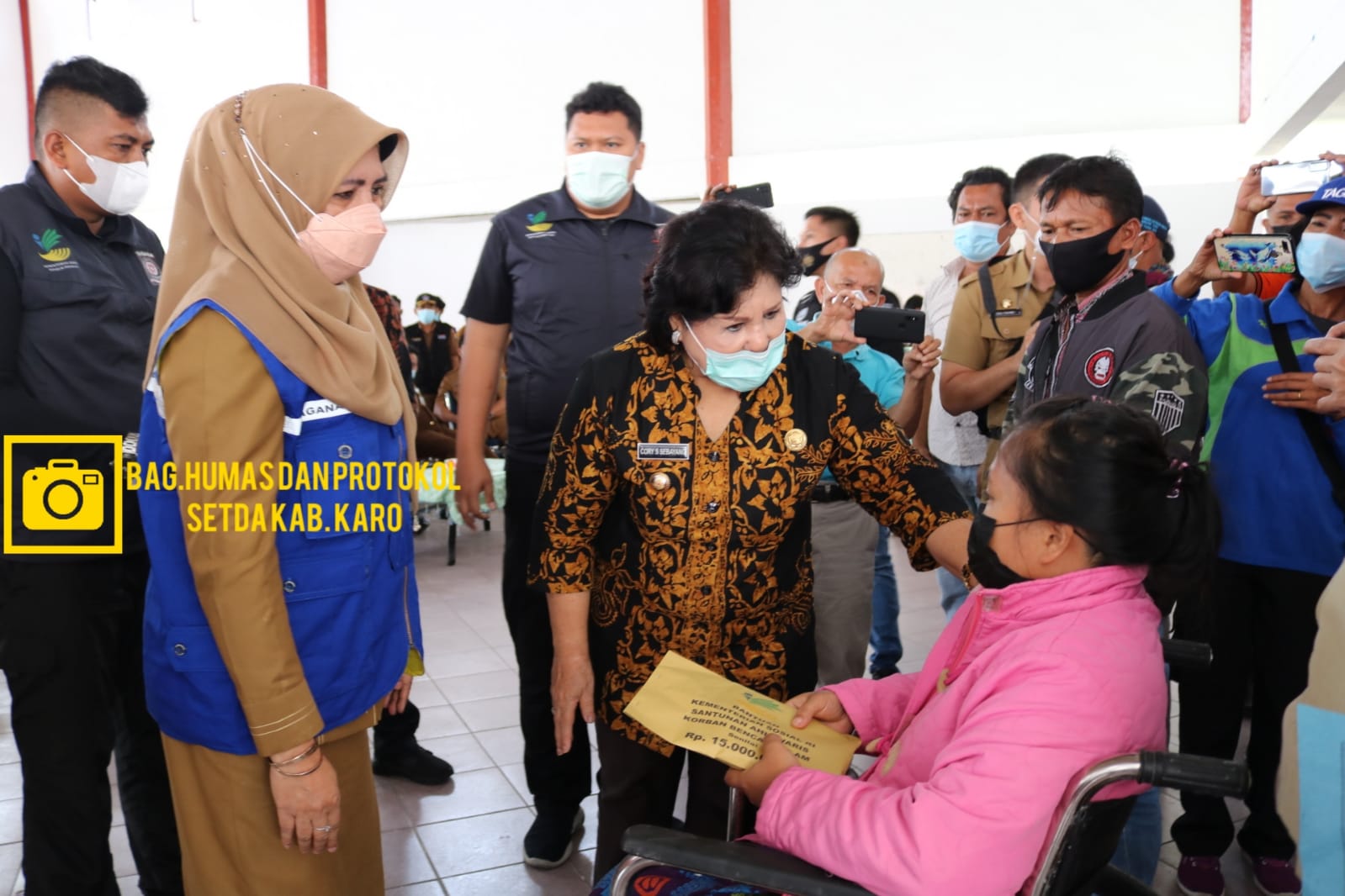 PENYERAHAN SANTUNAN AHLI WARIS DAN BANTUAN BAGI KORBAN BENCANA TANAH LONGSOR LAU BAWANG.