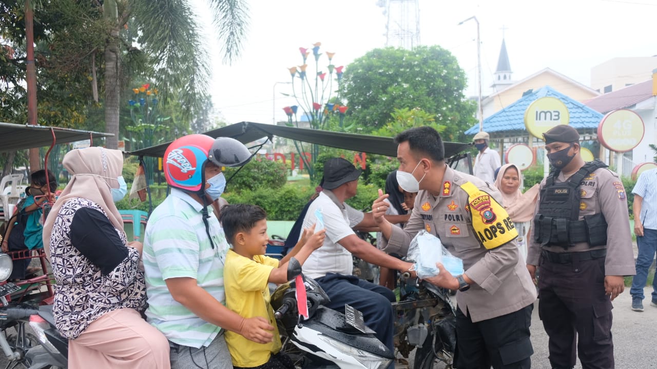 Kapolres Tanjung Balai Turun Ke Jalan Pimpin Ops Yustisi, Ribuan Masker Dibagikan Gratis