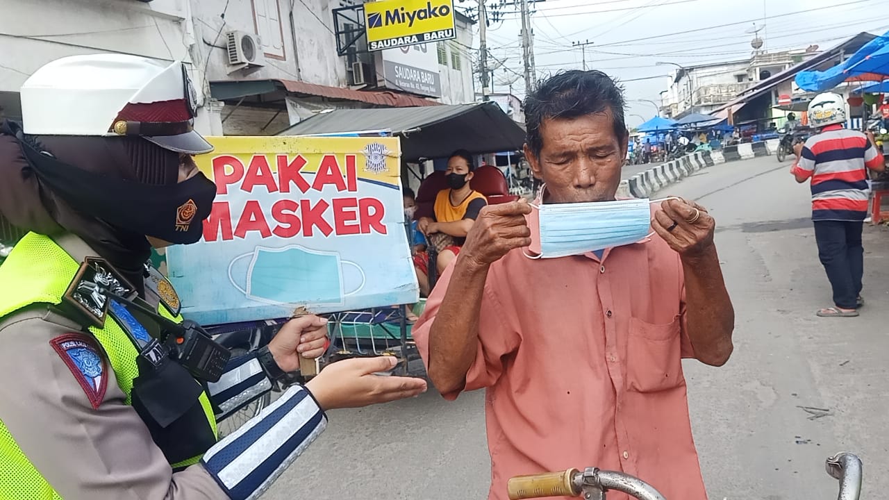 Sat Lantas Tanjung Balai Bagikan Masker Geratis di Jalan Veteran