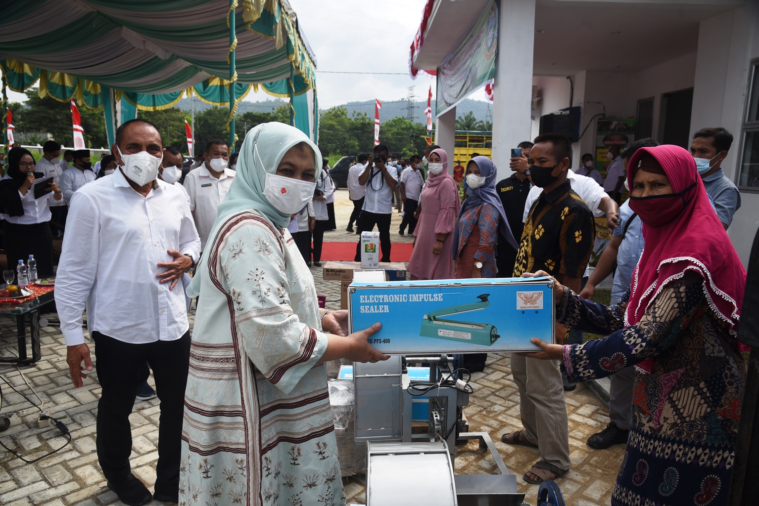 Dorong Pengembangan Peternakan, Gubernur  Edy Rahmayadi Serahkan Bantuan kepada 18 Kelompok Tani
