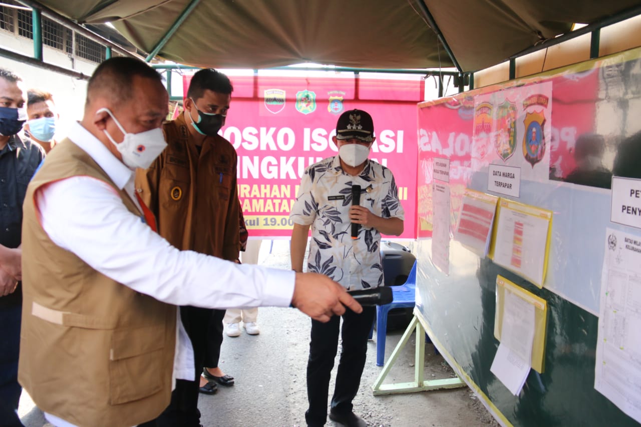 Tinjau Isolasi Lingkungan di Kec. Medan Area, Wali Kota Medan Bersama Kepala BNPB Berikan Bantuan Vitamin