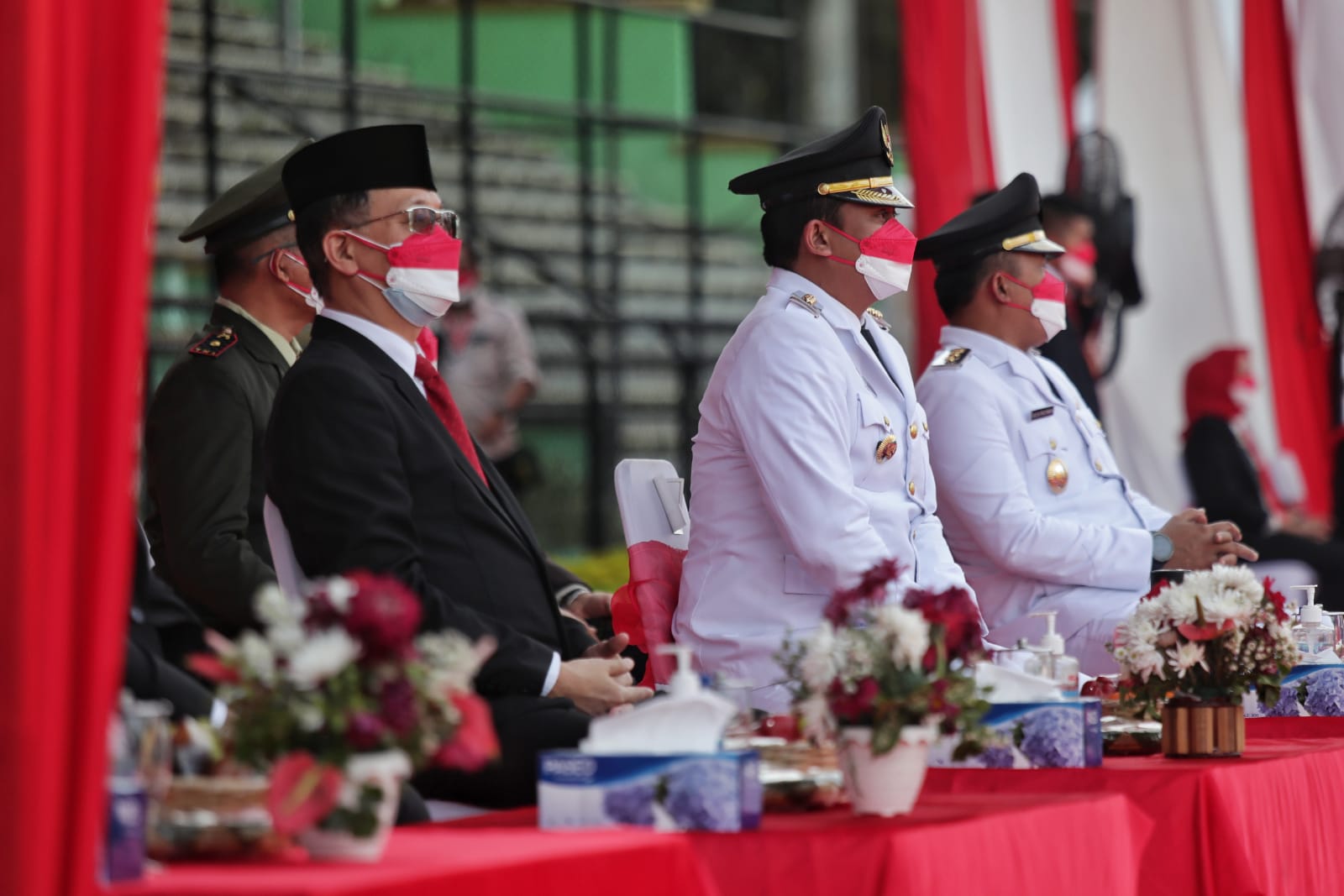 Pimpin Upacara Penurunan Bendera, Wali Kota Medan Sematkan Tanda Kehormatan Satyalancana Karya Satya kepada ASN