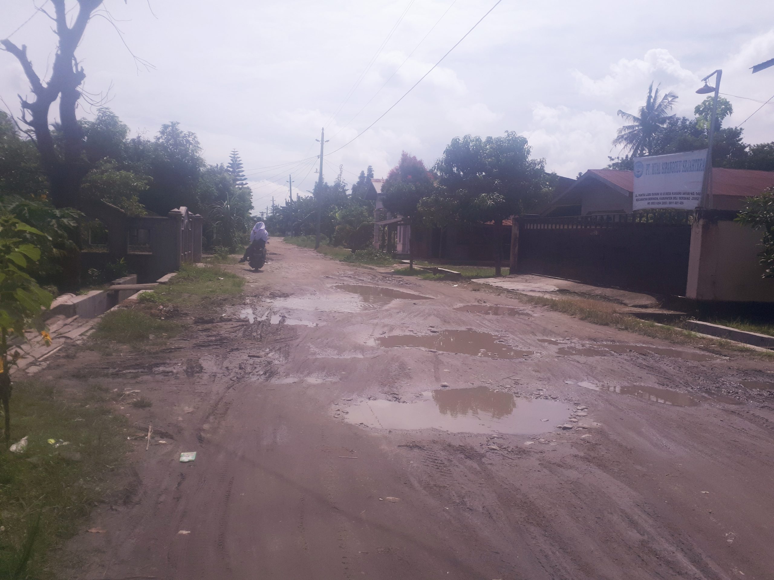 Jalan Dusun 7 B Tak Pernah Diaspal, Kadis PUPR Deliserdang Dinilai Tak Peduli Jalan Rusak