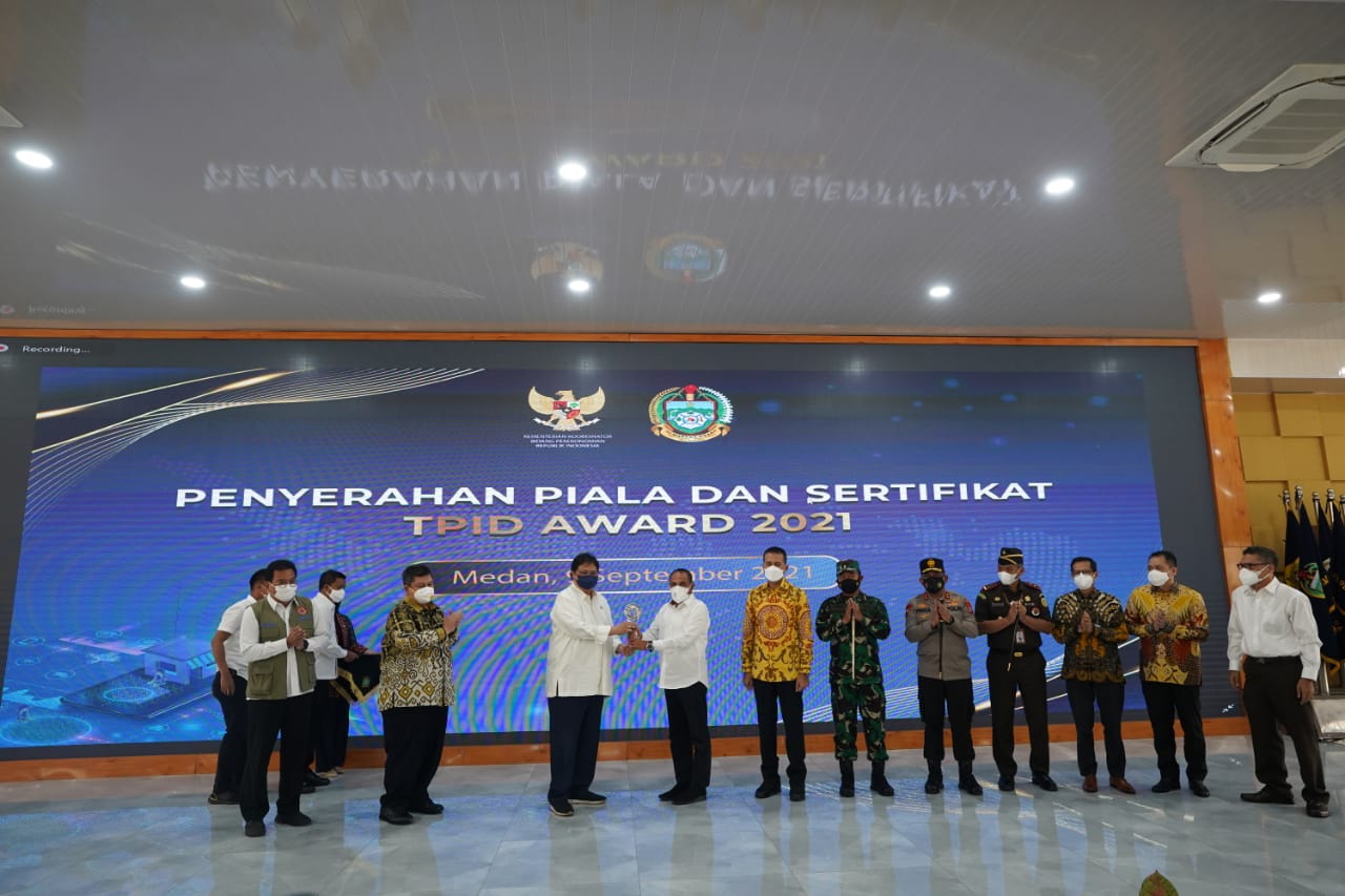 Menko Perekonomian RI Serahkan Piala TPID Awards 2021 ke Gubsu Edy Rahmayadi