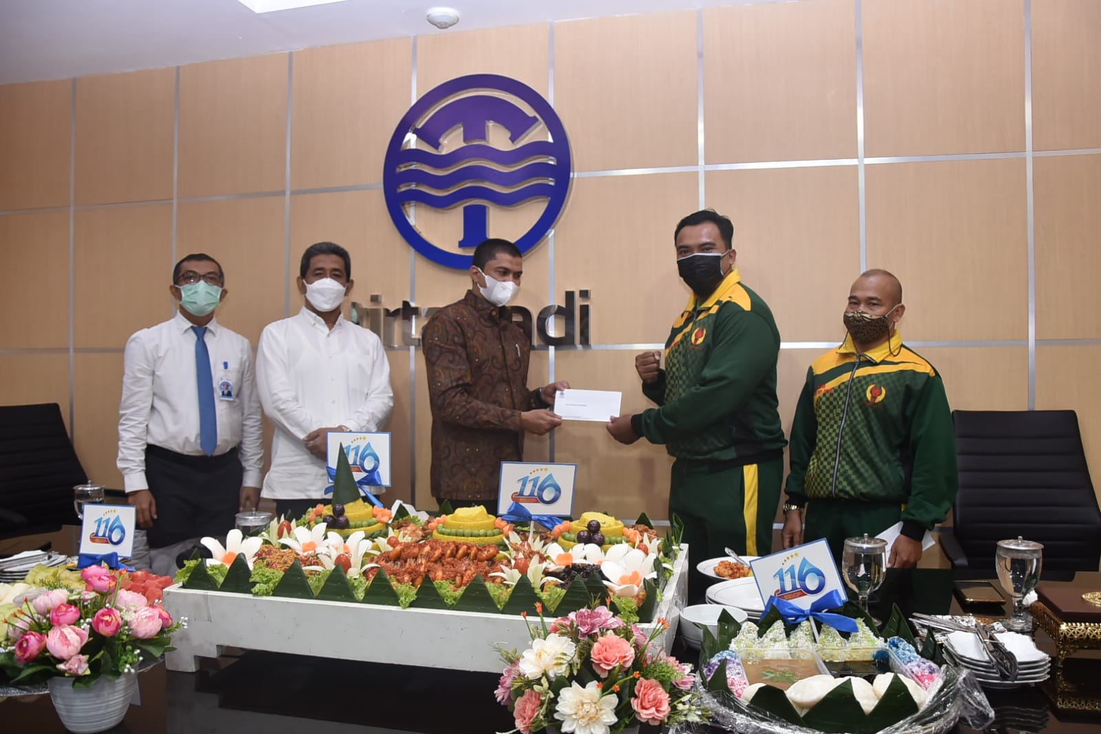 Dirut PDAM Tirtanadi Beri Tali Asih Atlet PON XX Papua 2021 Tenaga Kerja di Tirtanadi