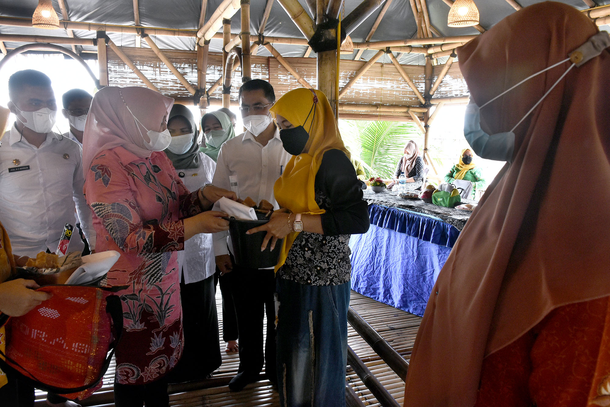 Berpotensi Jadi Produk Unggulan Daerah,  Nawal Ajak Pembatik Desa  Pematang Johar Terus Berinovasi