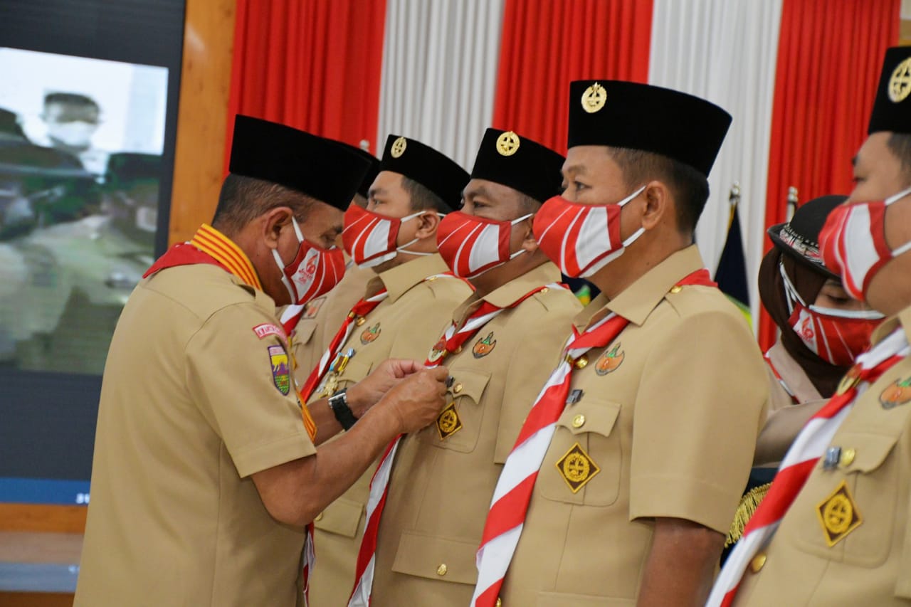 Hari Pramuka ke-60, Bupati Sergai Terima Penghargaan Lencana Pancawarsa IV