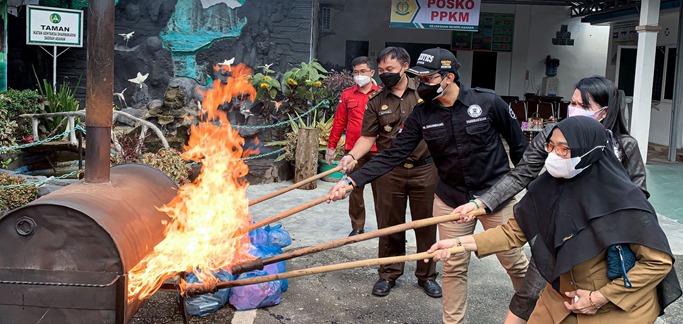 Kejari Asahan Blender Dan Bakar Barang Bukti Narkotika Bulan Maret Sampai Agustus 2021