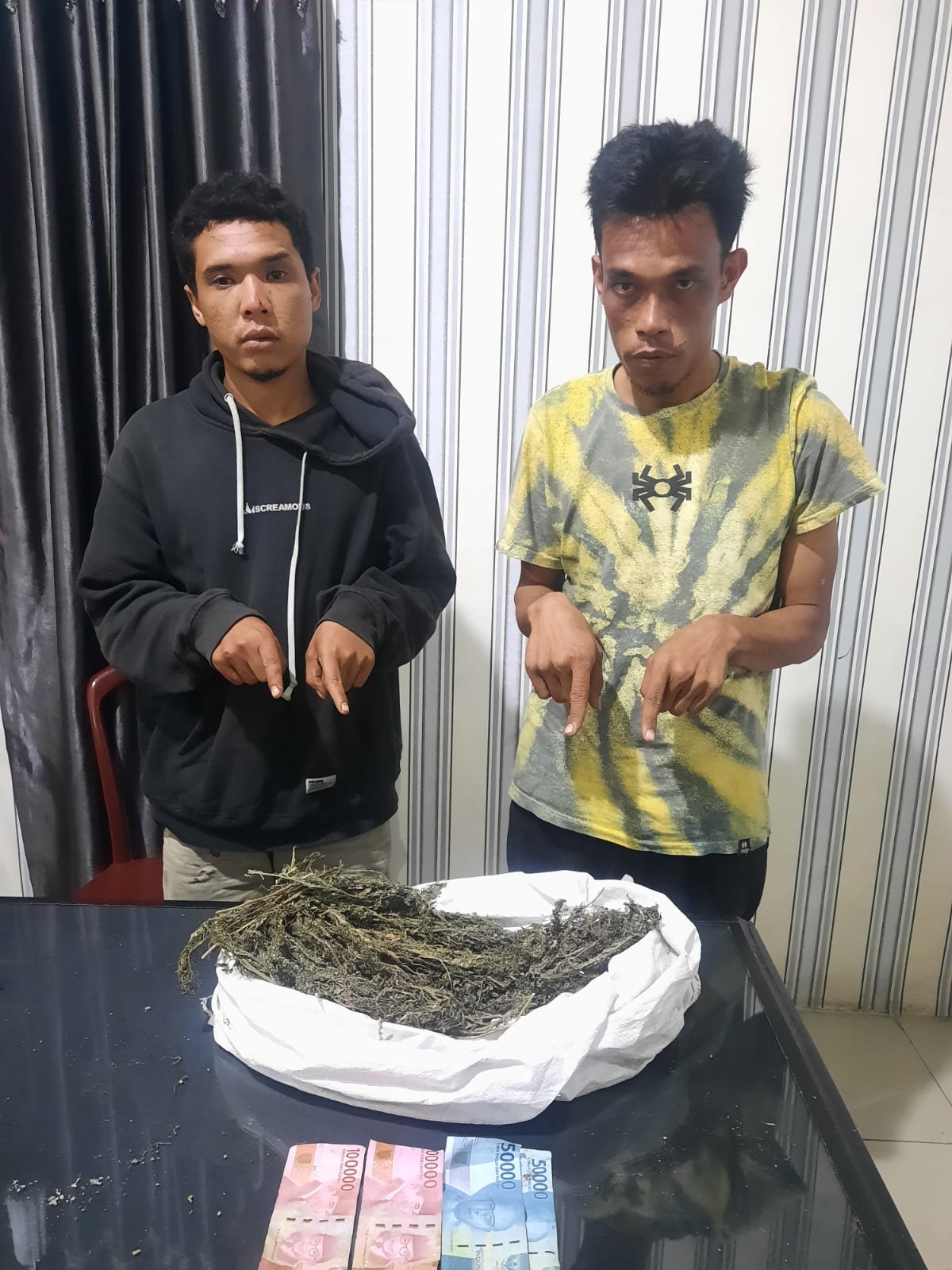 Warga desa Bunuraya di tangkap saat membawaÂ  ganjaÂ 