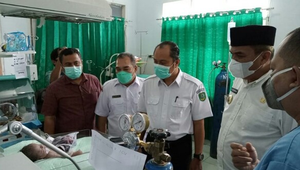 BUPATI MADINA H JAKFAR SUKHAIRI NASUTION BESUK BAYI YANG TERKENA PENYAKIT LANGKA