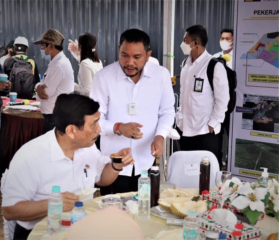 Bupati Franc Pakpak Bharat Perkenalkan Produk Lokal Ke Menko Marves