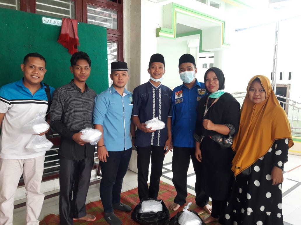 Jumat Berkah, DPK KNPI Medan Denai Berbagi Nasi kepada Masyarakat