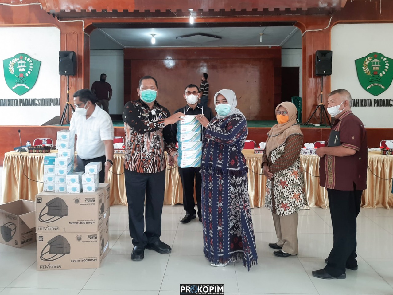 Jelang PTM Terbatas, Walikota Irsan Nasution Bagikan Masker Untuk Guru dan SiswaÂ 