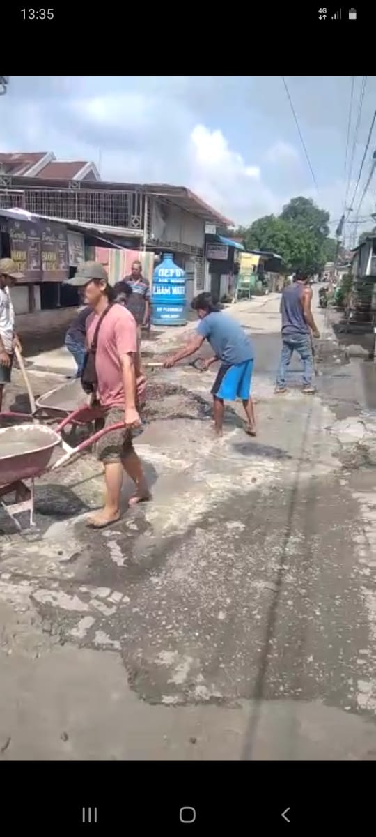 Meski Turun Hujan, PP Medan Denai Tambal Jalan Jermal XV