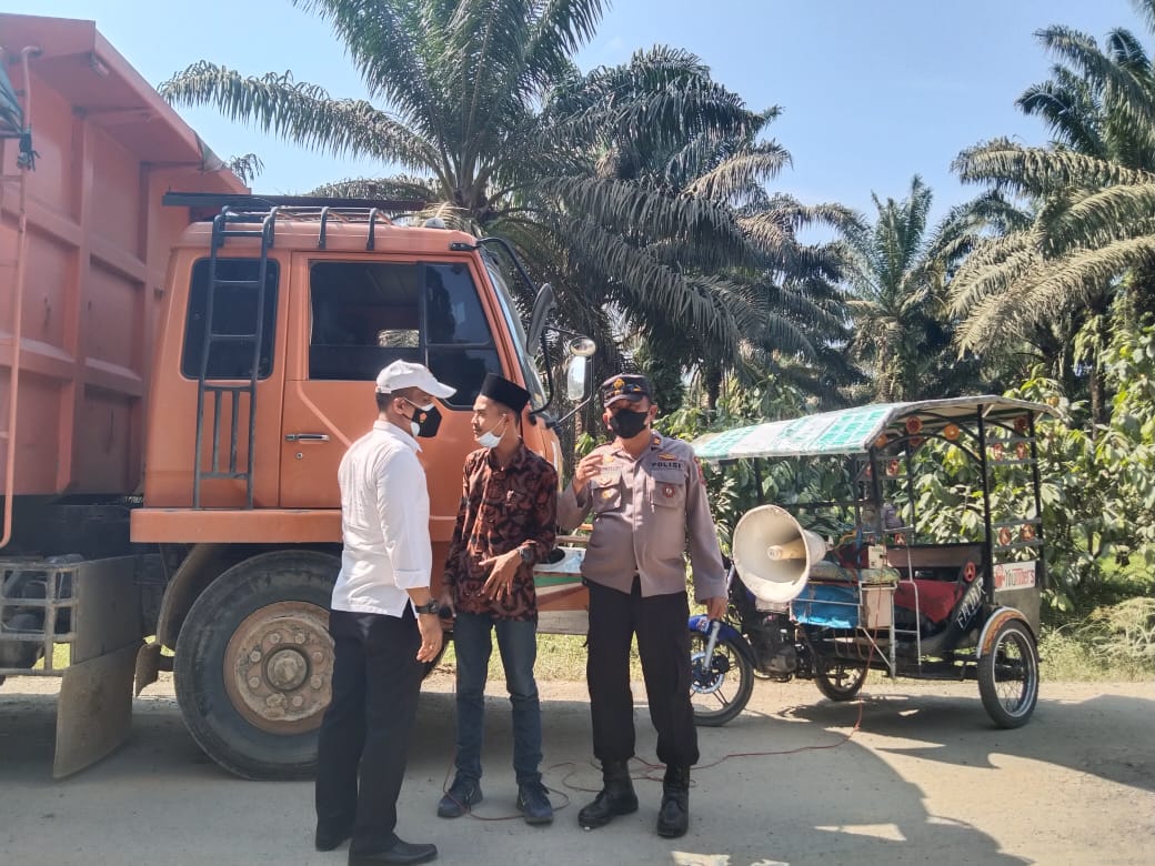 Tuntut HKI Perbaiki Jalan, Aliansi Mahasiswa Dan Pemuda Padang Tualang Gelar Unjuk Rasa