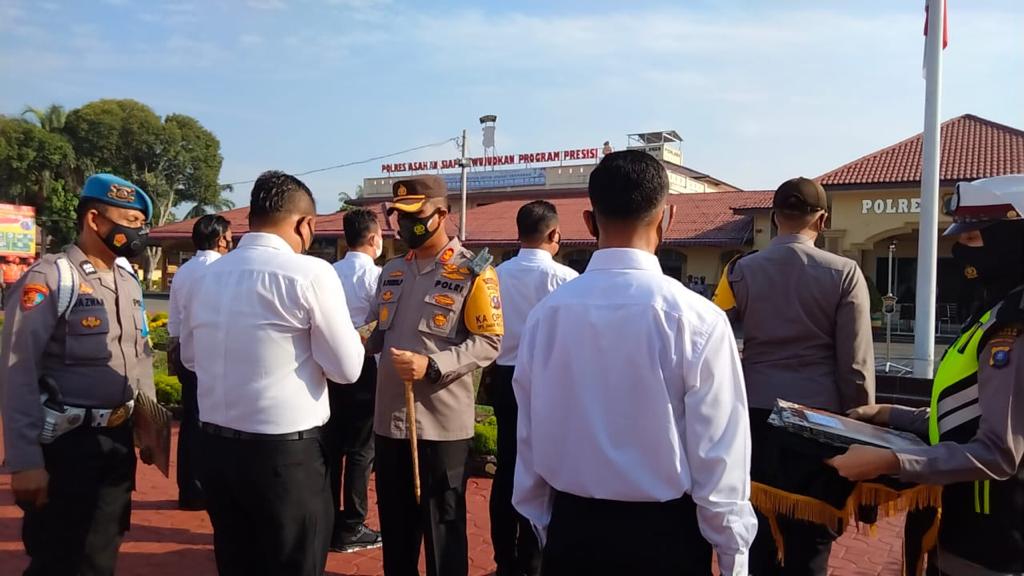 Kapolres Asahan Berikan RewardÂ Anggota Berprestasi