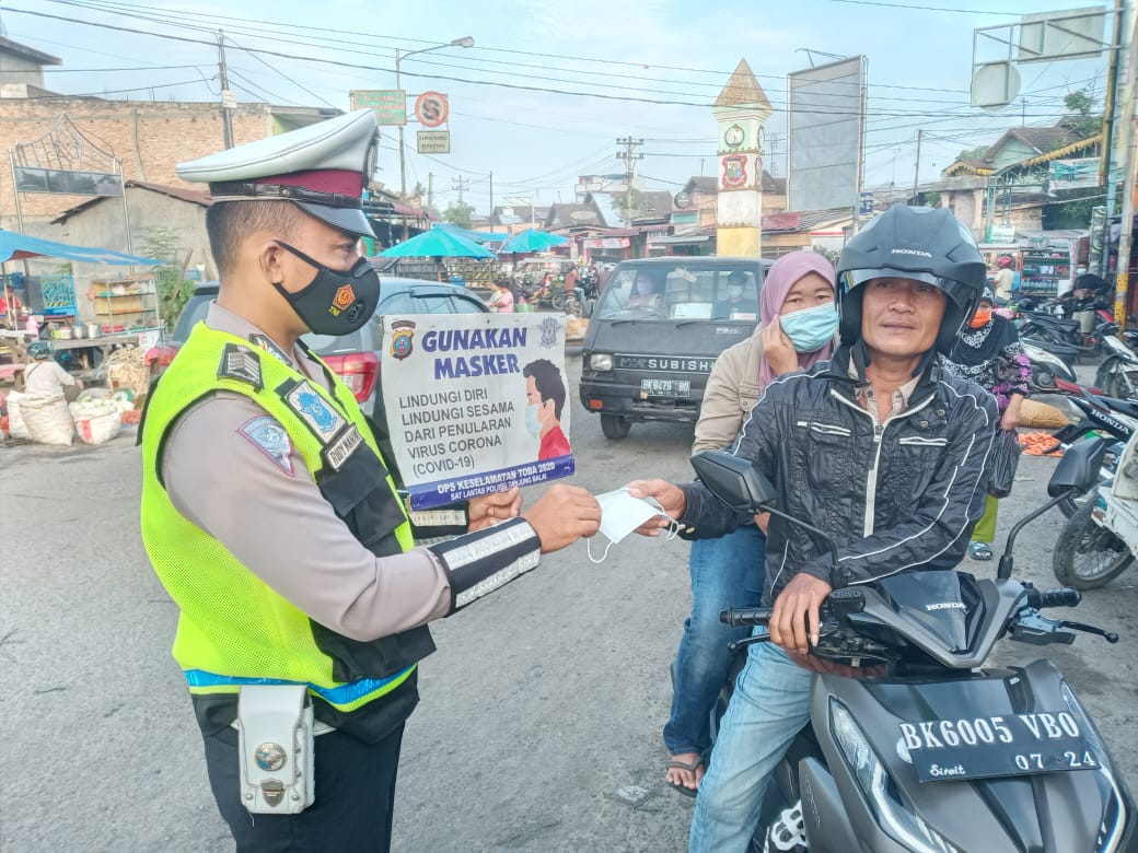 Lagi, Sat Lantas Polres Tanjung Balai Membagian Masker Secara Gratis