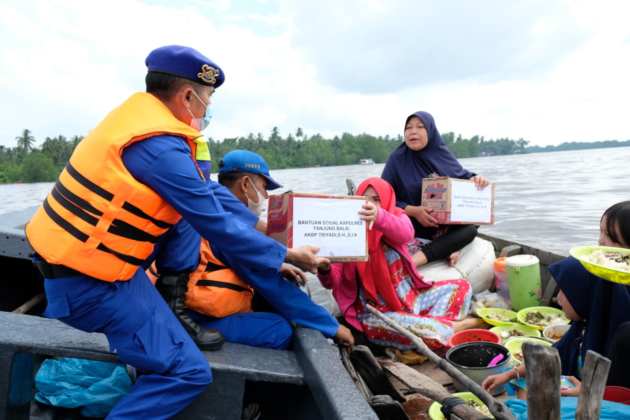 Sat Polair Polres Tanjung Balai Gelar Bansos untuk Warga Nelayan Terdampak Covid-19