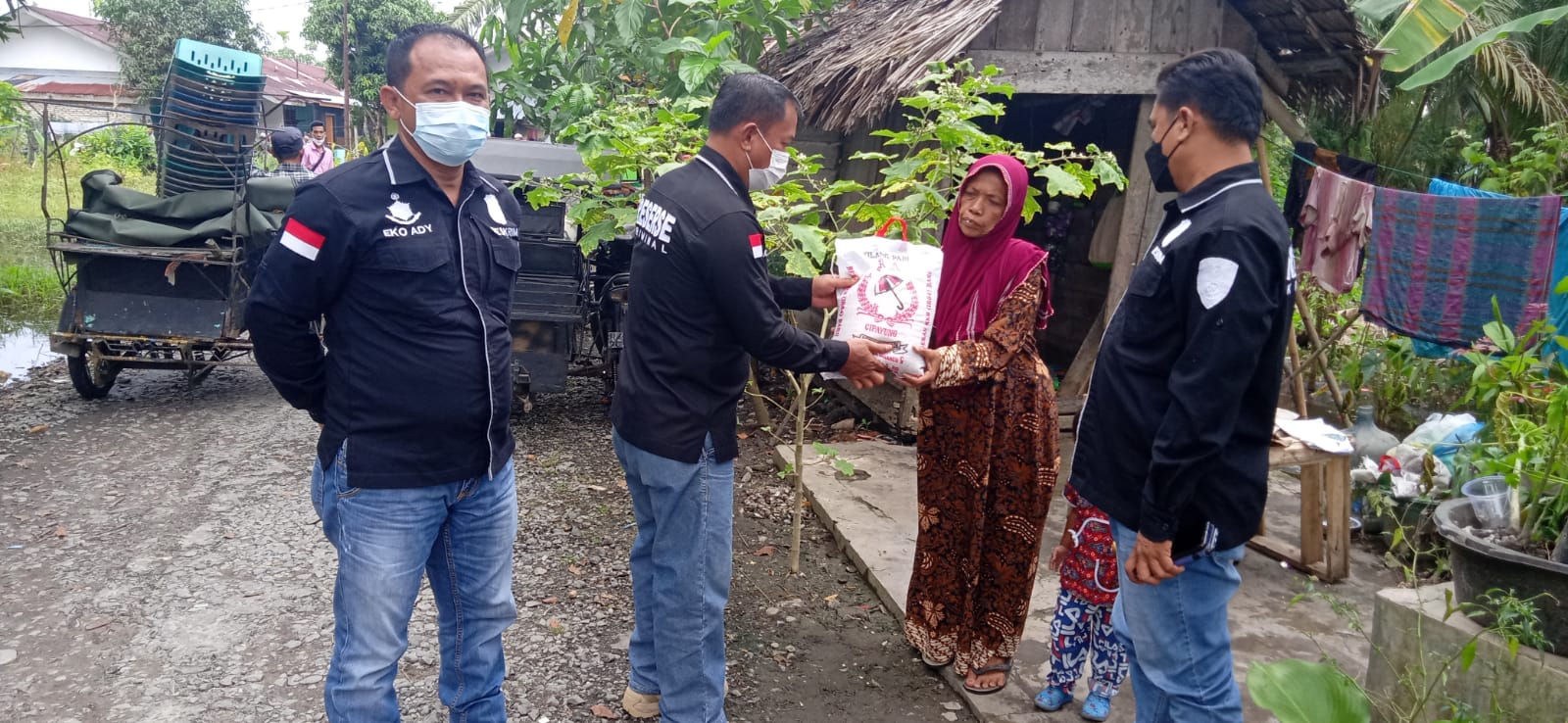 Sat Reskrim Polres Tanjung Balai Bagikan 50 Goni Beras 5 Kg Kepada Warga Terdampak Covid-19