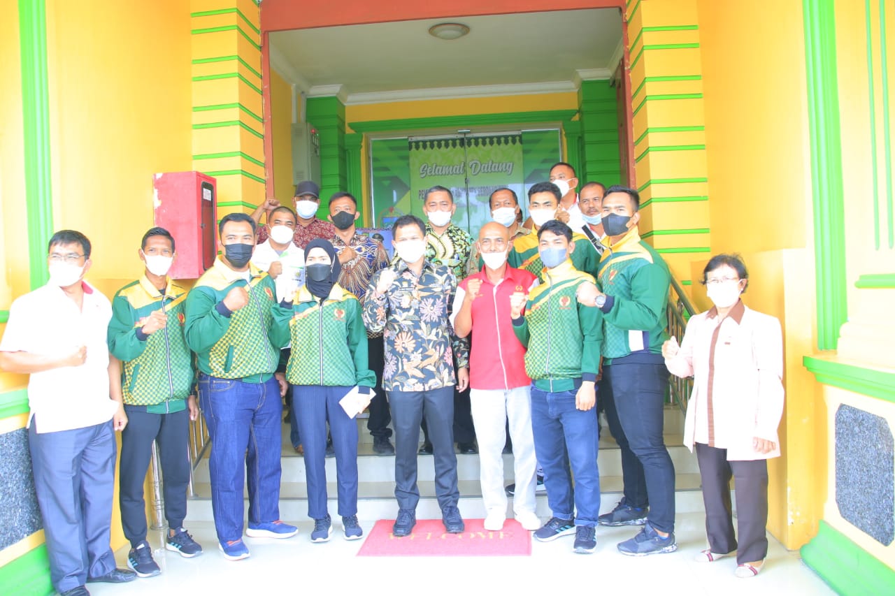 Lepas Atlet Asal Sergei Menuju PON- Papernas di Papua, Wabup Adlin Tambunan Minta Junjung Sportivitas dan Raih Prestasi