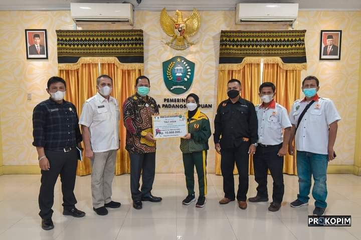 Jelang PON Papua, Walikota Irsan Nasution Berikan Tali Asih kepada Lily Erlina Atlet Hoki