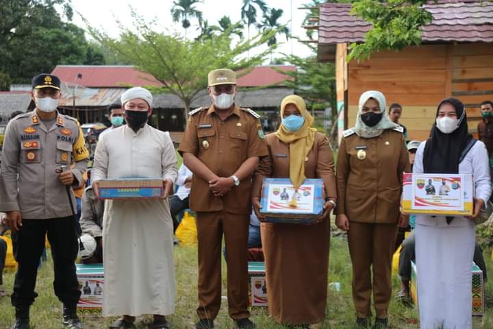 Wakili Kapoldasu, Bupati dan Wakil Bupati Madina Serahkan Bingkisan Untuk 100 Supir Angkot Dan Pengendara Becak Motor