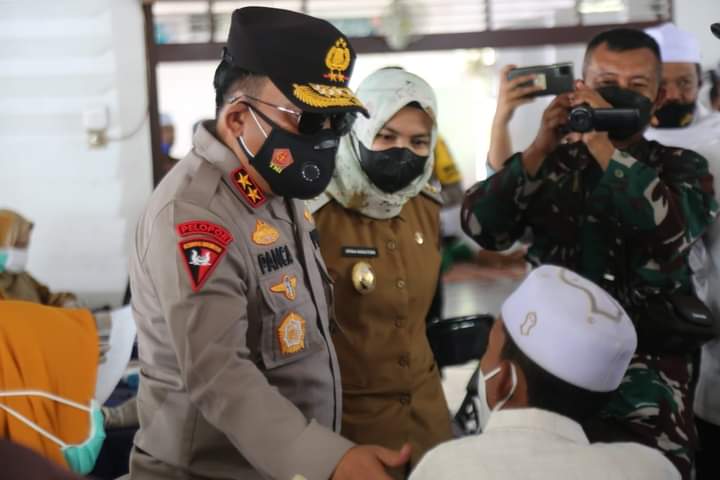 Pangdam I/BB Bersama Kapoldasu Tinjau Vaksinasi Merdeka Di Pondok Pesantren Musthafawiyah Didampingi Bupati dan Wakil