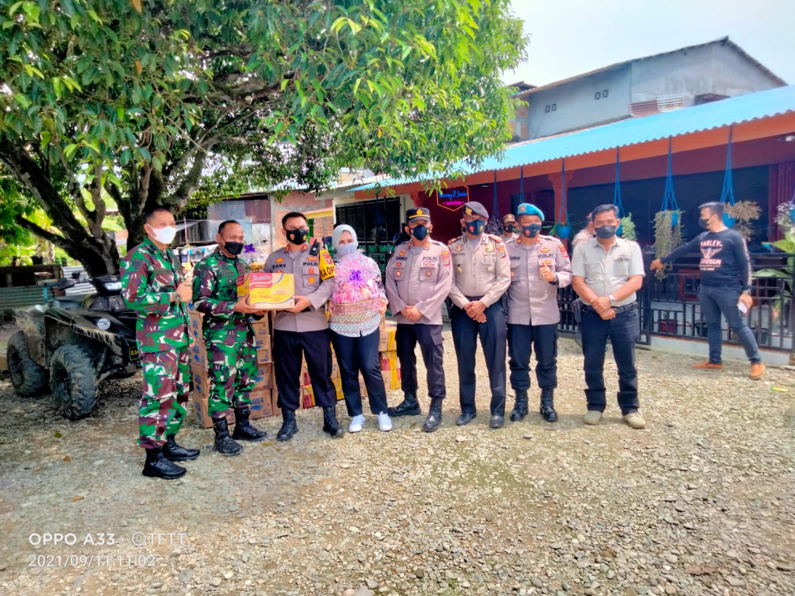 Kapolres Langkat Berikan Bingkisan Kepada Prajurit TNI Yang Gelar Latihan Di Sawit Seberang