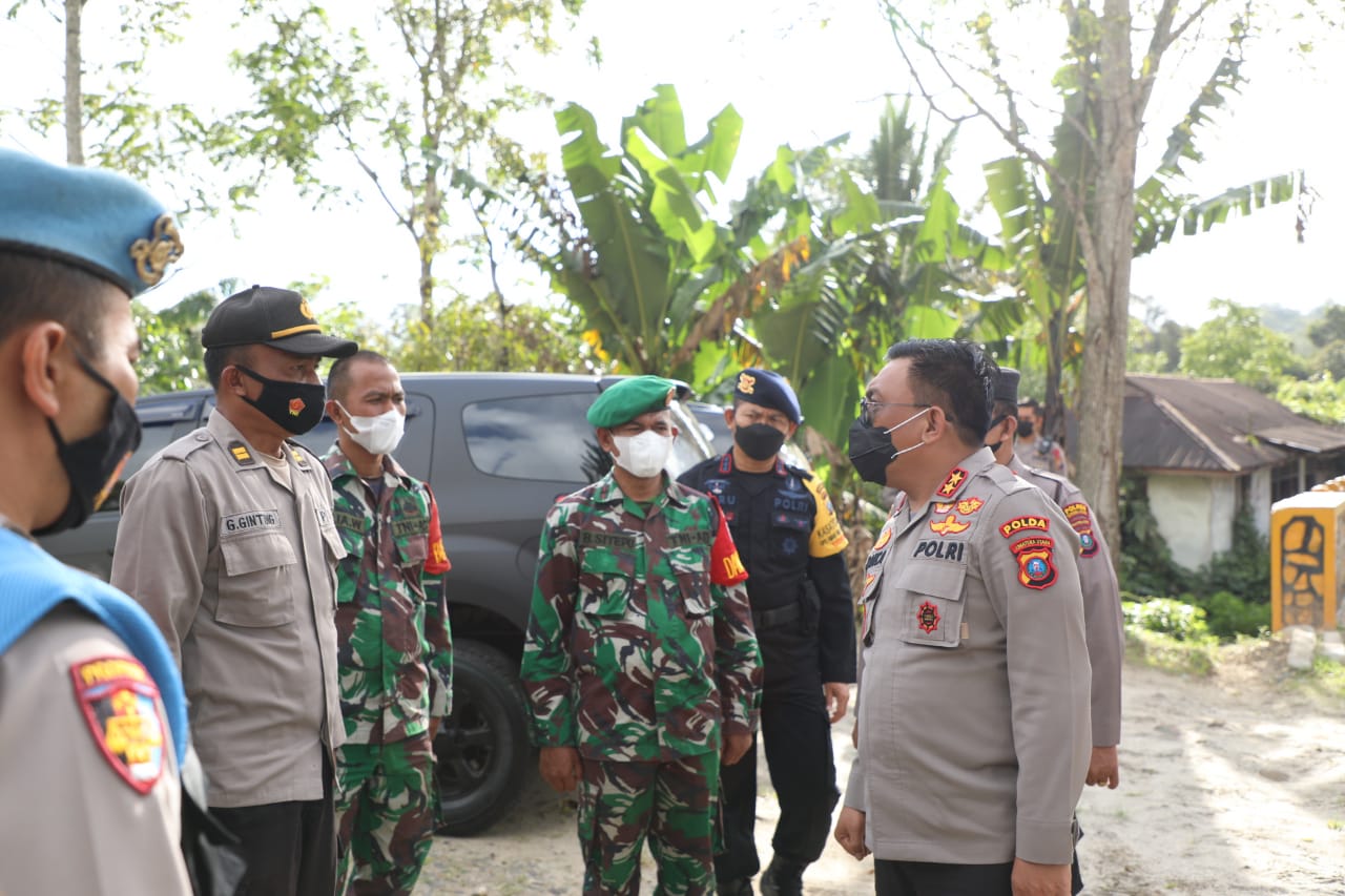 Kunker ke Taput, Kapolda Sumut Beri Penghargaan Untuk Personil Polsek dan Koramil Adiankoting.