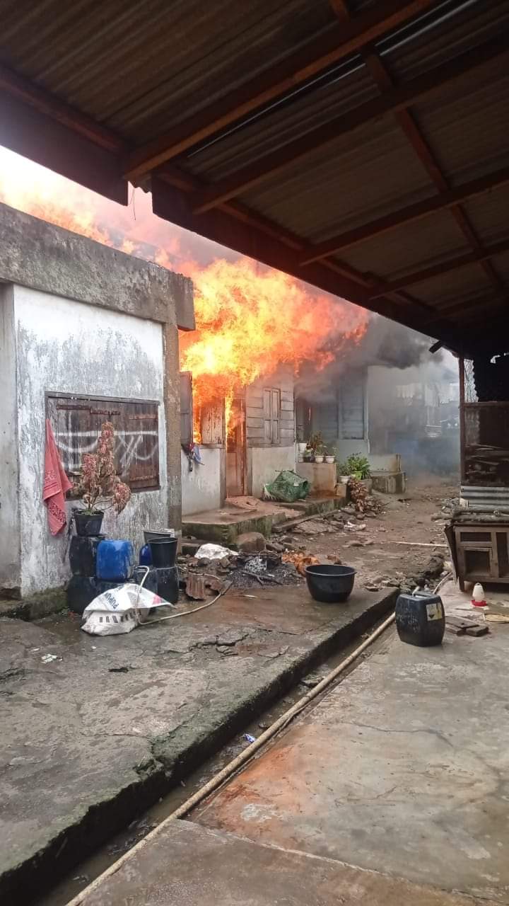 Desa Perbesi â€œMembaraâ€, 3 Unit Rumah Hangus Terbakar Dan 5 Rumah â€œDirusakâ€