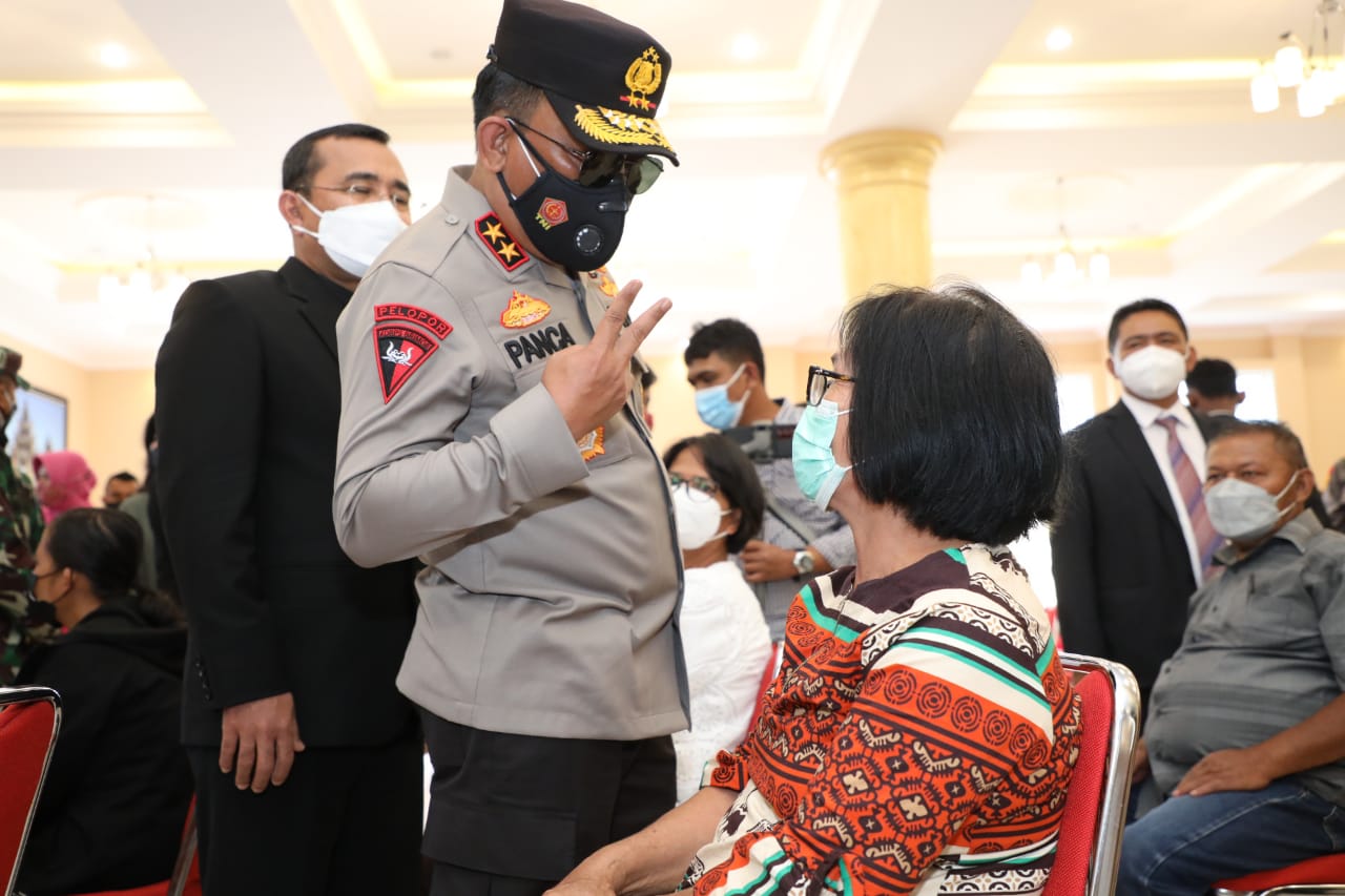 Kapoldasu Tinjau Vaksinasi di Taput dan Berikan Bansos Untuk Masyarakat.