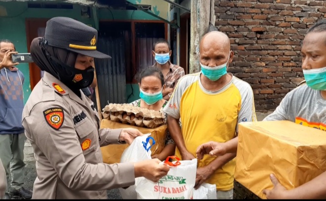 Wujud Peduli Sesama, Kapolsek Patumbak Berikan Bantuan Kepada Korban Kebakaran.