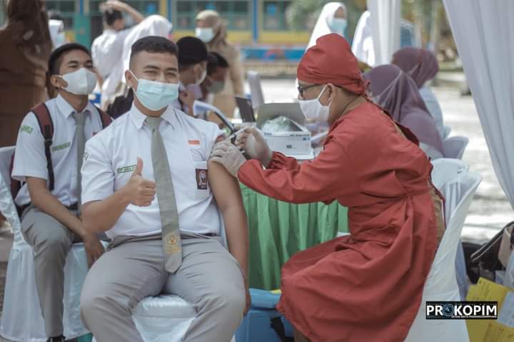 Wakil Walikota Arwin Siregar bersama Forkopimda meninjau vaksinasi usia sekolah 12-17 tahun