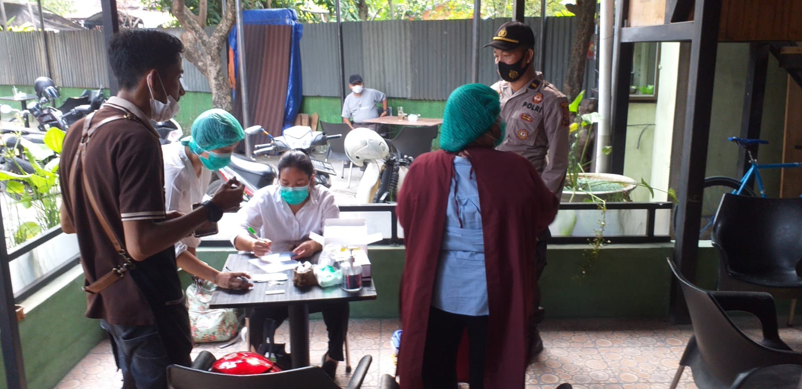 Polsek Medan Baru Swab Antigen Karyawan dan Pengunjung Cafe di Kel Babura