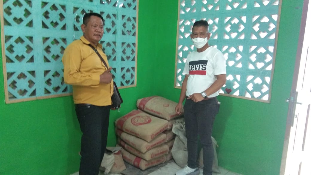 Ketua Pewarta Bantu Semen dan Keramik ke Musalah Al Ikhlas