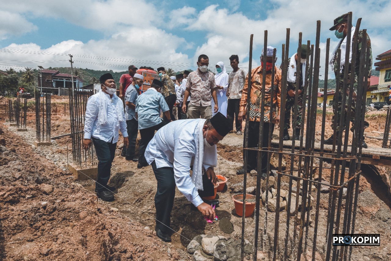 Walikota Irsan Efendi Nasution Letakkan batu pertama pembangunan Masjid Musafir Al Ikhlas