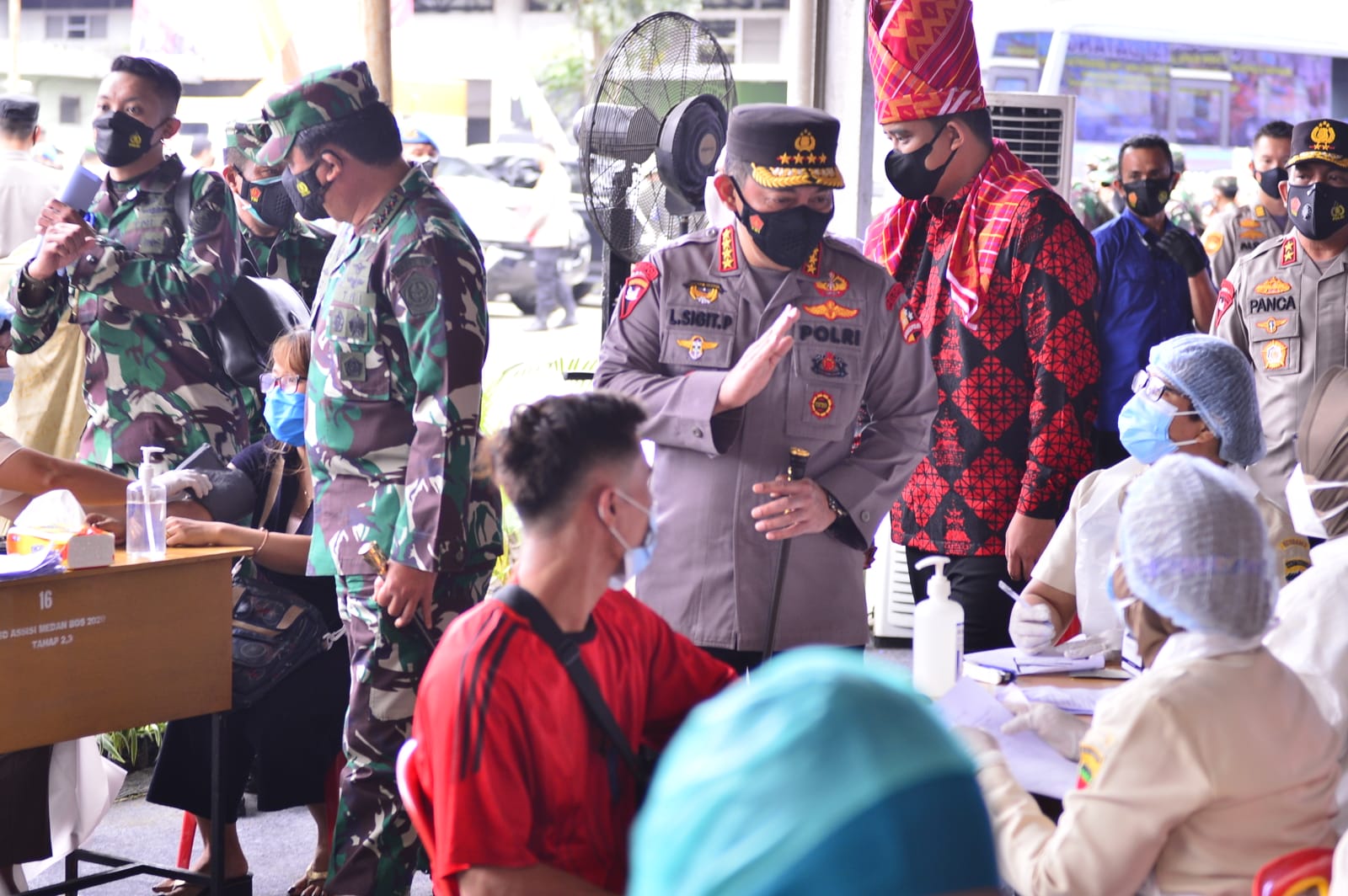 Kapolri dan Panglima Cek Vaksinasi di Pasar Induk Medan