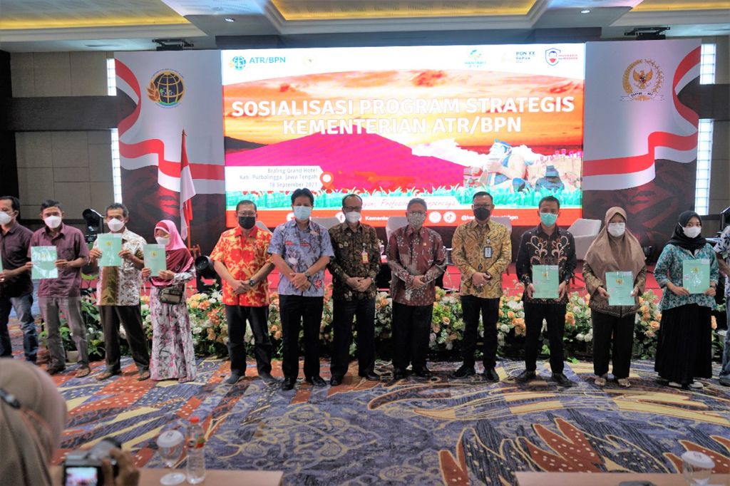 Serahkan Serifikat Gratis di Purbalingga Kementerian ATR/BPN Targetkan 2025 Seluruh Tanah Terdata