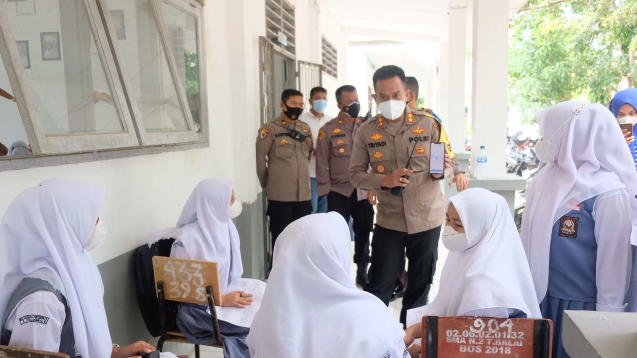 Kapolres Tanjung Balai Tinjau Pelaksanaan Vaksinasi Hari ke 3 untuk Pelajar Tingkat SMA
