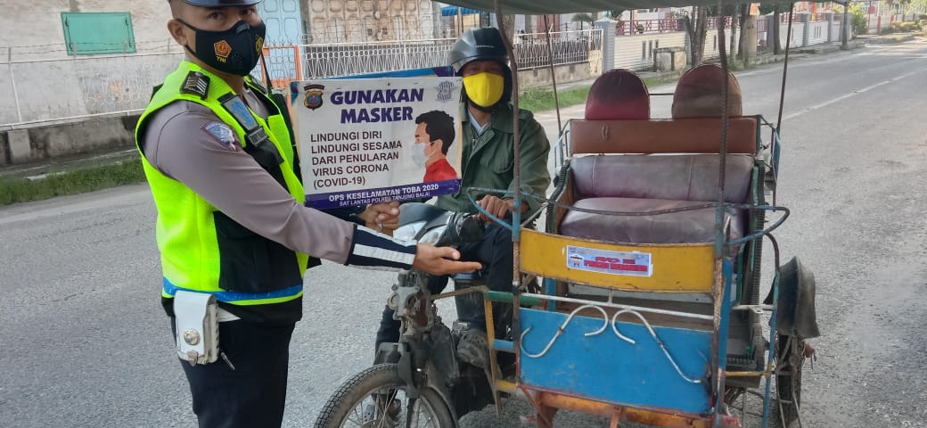 Sat Lantas Polres Tanjung Balai Ops Patuh Toba 2021 dengan Menempelkan Stiker 