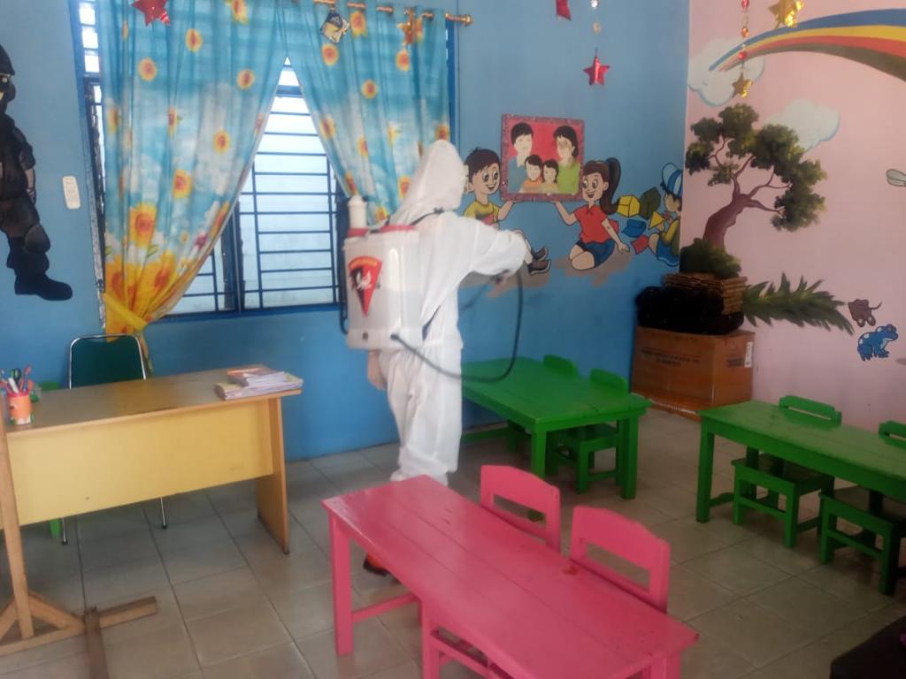 Cegah Penyebaran Covid-19, Kompi 2 Batalyon A Pelopor Intensifkan Penyemprotan Disinfektan di Lingkungan Mako