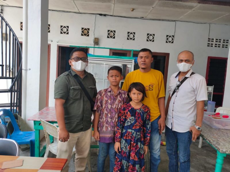 Sulitnya Ekonomi Memaksa Anak SD Harus Berjualan Sampai Malam Meski Di Masa PPKM
