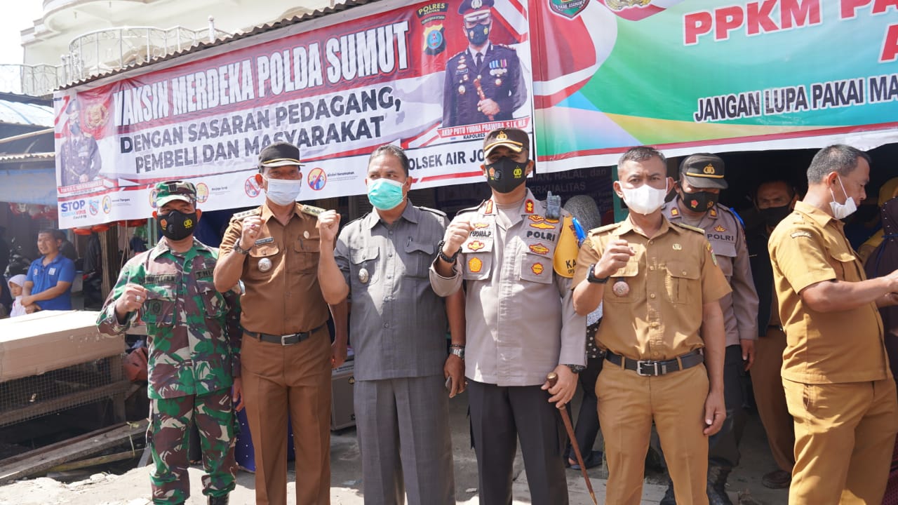 Kapolres Asahan Tinjau Vaksin dan bagikan Sembako Peduli Kemanusiaan di Pasar Kebun Sayur