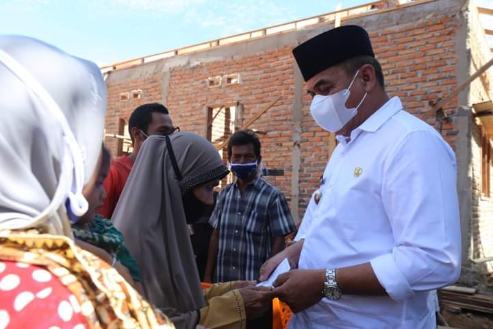 Bupati Mandailing Natal Serahkan Bantuan Uang Tunai Bagi Korban Kebakaran Banjar Pagur