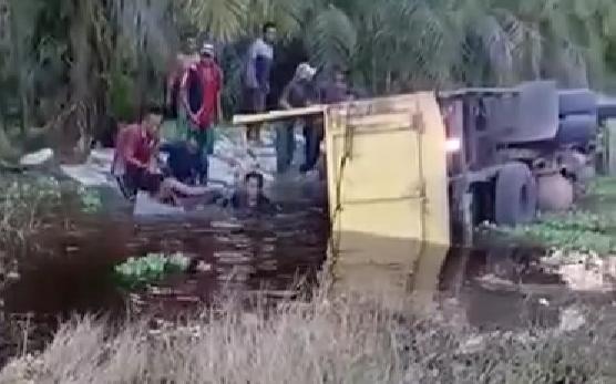 Truk Pengangkut Material l Kecebur ke Parit, 3 Nyawa Pekerja SPSI Melayang