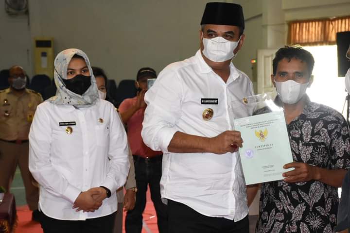 Mewakili Presiden, Bupati-Wabup Madina Serahkan Sertifikat Redistribusi Objek Reforma Agraria kepada Masyarakat