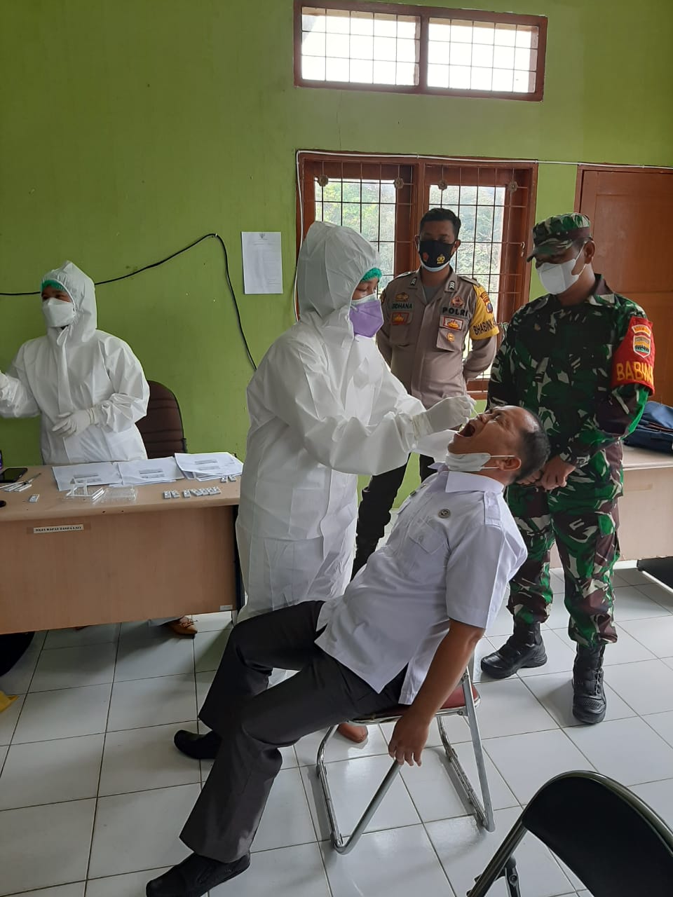 JAJARAN PUSKESMAS ADAKAN PELAKSANAAN SWAB DI KANTOR CAMAT TINADA